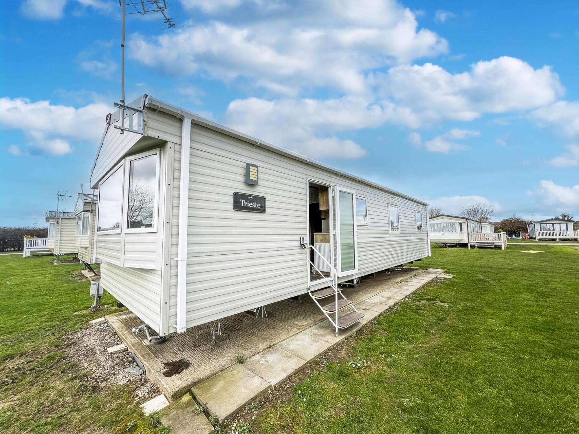 Homely 8 Berth Caravan At Dovercourt Holiday Park, Essex Ref 44201H Great Oakley  Εξωτερικό φωτογραφία
