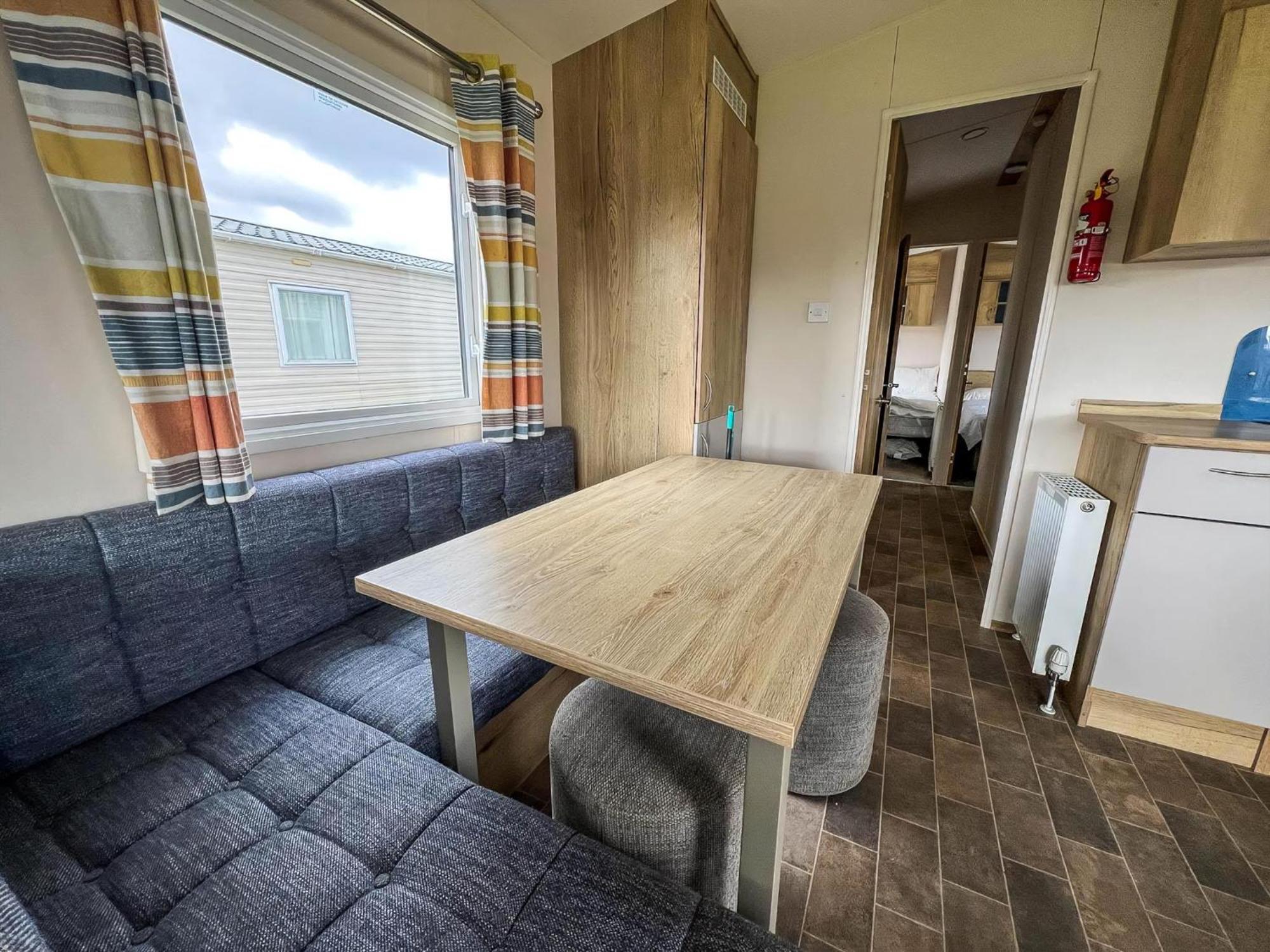 Homely 8 Berth Caravan At Dovercourt Holiday Park, Essex Ref 44201H Great Oakley  Εξωτερικό φωτογραφία